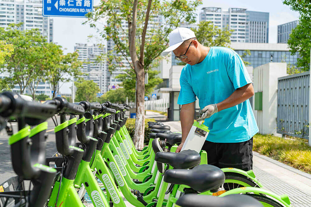 安行換電員劉揚正在給助力自行車換電